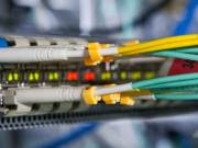 Inona ny fahasamihafana misy eo amin'ny fibre multimode sy ny fibre fomba tokana